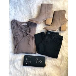 Quarter sleeve cross neck